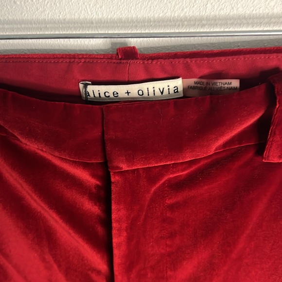 Saks - Picture 5 of 13